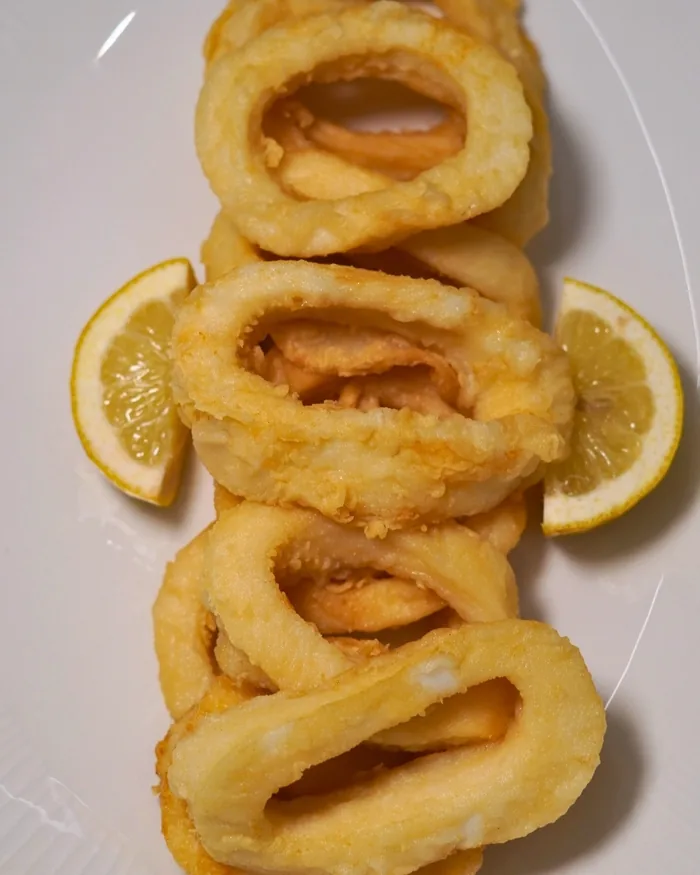 Calamares a la andaluza con rodajas de limón
