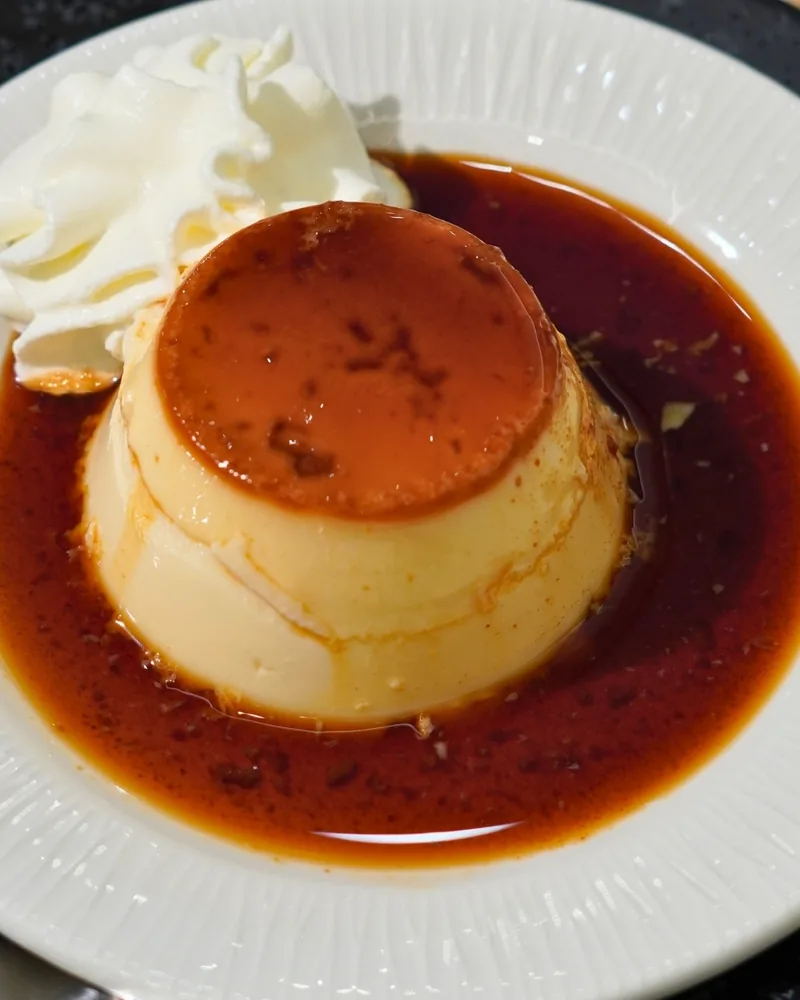 Un flan casero con caramelo y nata