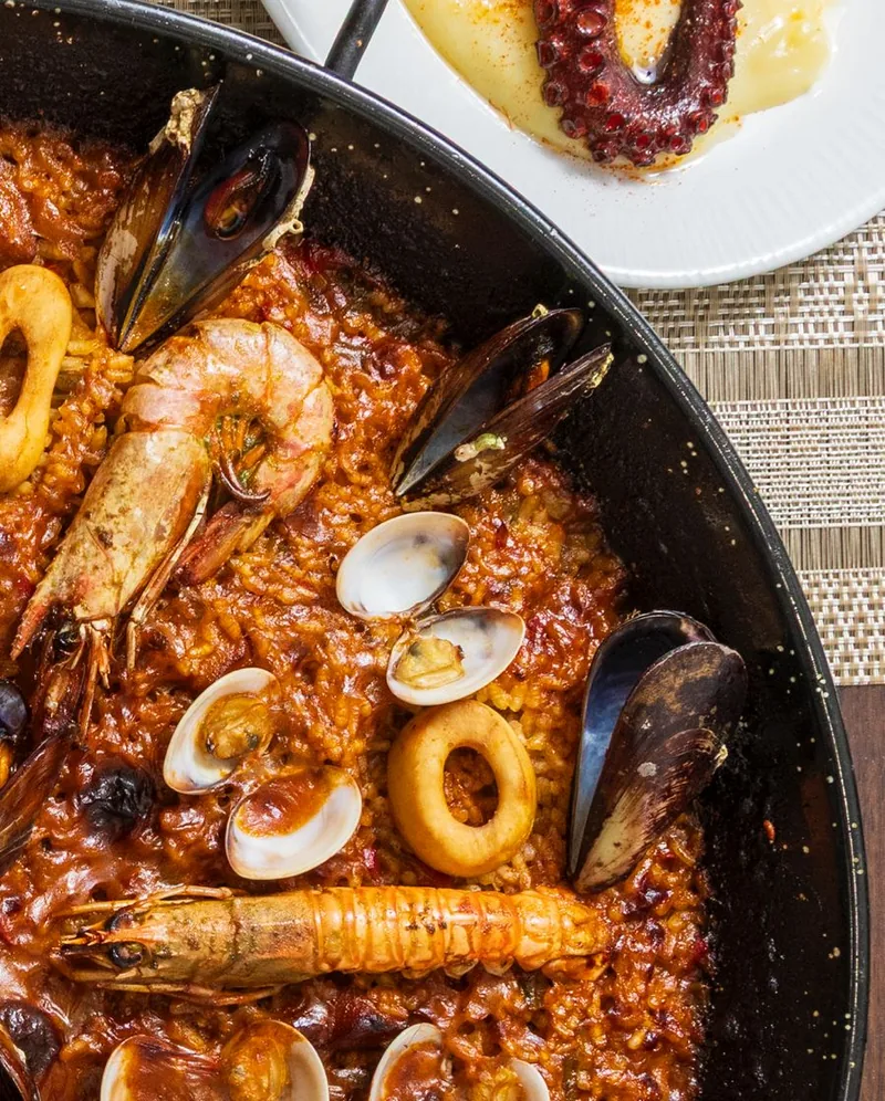 Una paella de mariscos con cigalas, mejillones, almejas y anillas de calamar