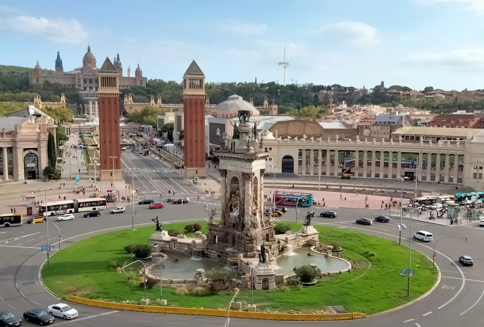 Plaza España vista desde arriba: la fuente, las Torres Venecianas, la avenida de la Reina Maria Cristina y, al fondo, el Palau Nacional