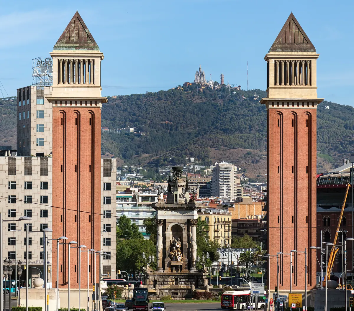 Las dos Torres Venecianas de Plaza España, con la fuente de la plaza en medio y el Tibidabo al fondo