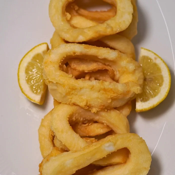 Calamares a la andaluza con rodajas de limón