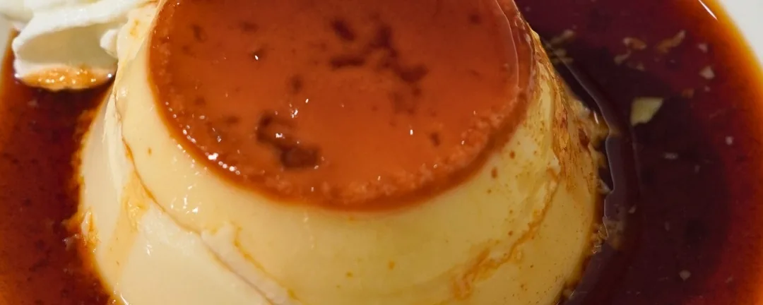 Un flan casero con caramelo y nata