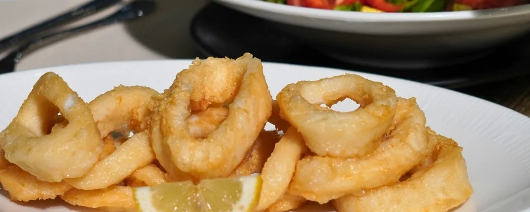 Un plato de calamares a la andaluza con limón
